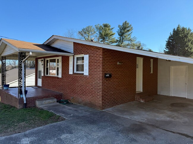 Building Photo - Must see 2 - bedroom, 1 -bath all brick home