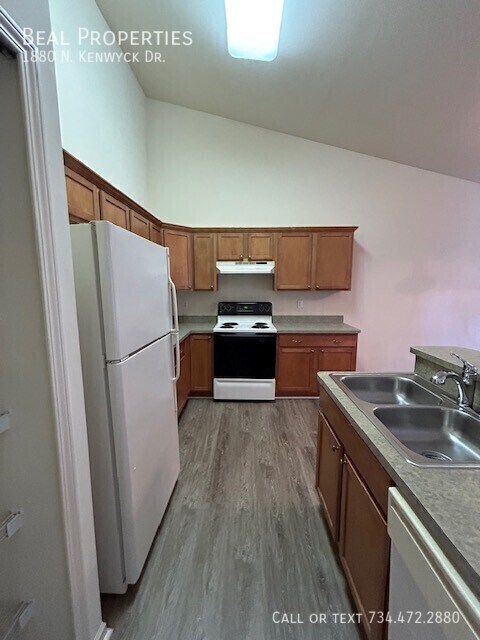 Building Photo - 1880 N Kenwyck Dr