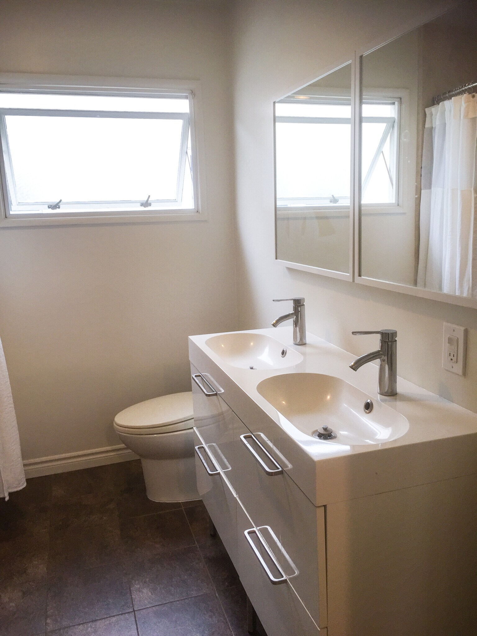 Building Photo - 933 E 1st St