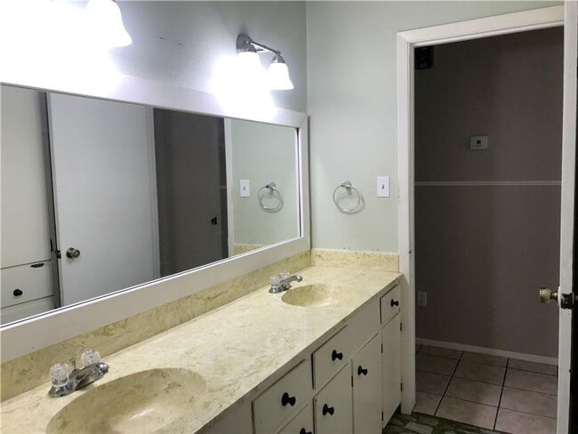 Building Photo - 5 Bedroom 3 Full Baths on the Southside