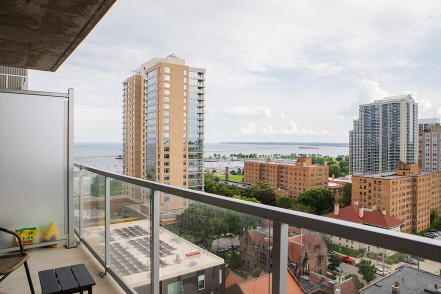 Building Photo - 1840 N Farwell Ave