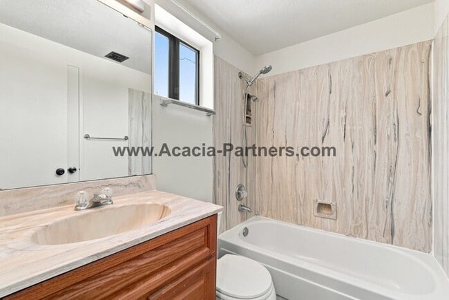 Building Photo - Spacious Three Bedroom/Three Bath Townhome