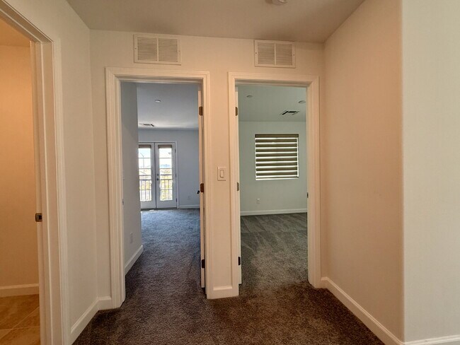 Building Photo - 3 BED 2.5 BATH 2 CAR GARAGE TOWNHOUSE W/ LOFT IN HENDERSON CADENCE COMMUNITY FEAT. COMMUNITY POOL!