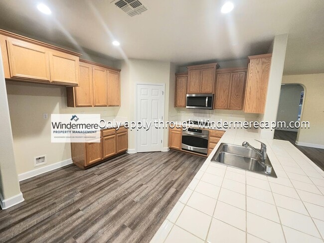 Building Photo - AWESOME 3 BED/2.5 BATH FLOOR PLAN AVAILABL...