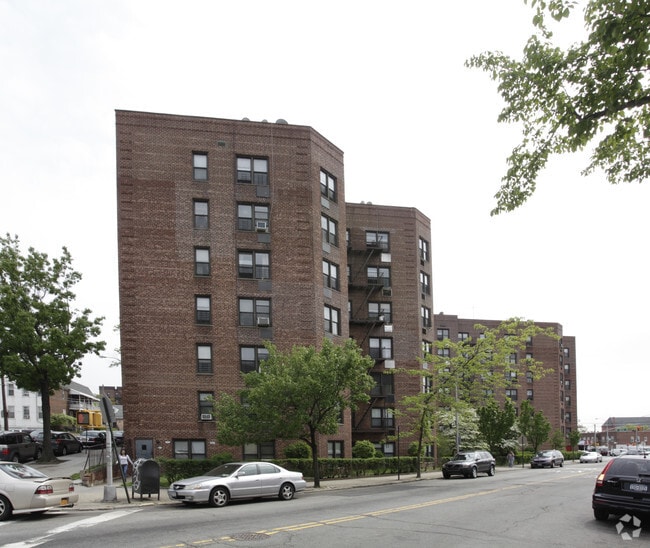 Building Photo - 39-20 Greenpoint Ave