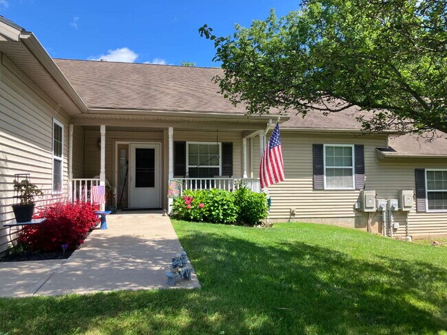 Building Photo - 2 Bedroom Townhome in Fairport Available October 1!