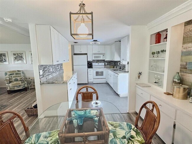 Building Photo - 667 Sugar Palm St