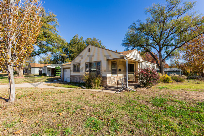 Building Photo - 1650 Green Acres St