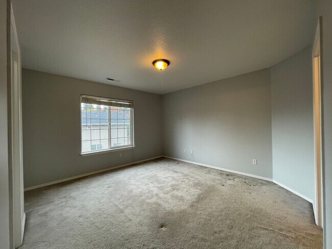 Building Photo - Charming 3 Bd, 2.5 Ba Pet-Friendly Home in Hillsboro ~ Washer & Dryer Included, Single-Car Garage...