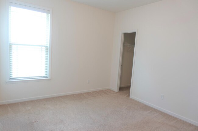 Building Photo - 153 Bur Oak Dr