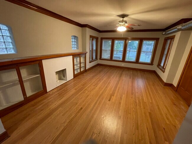 Building Photo - 4815 W Cornelia Ave