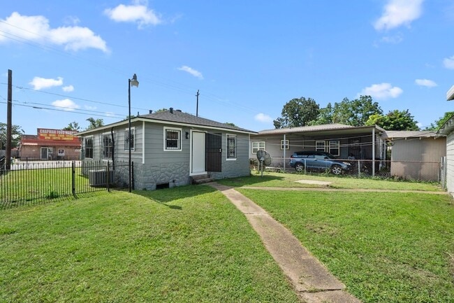 Building Photo - 5519 Chapman St