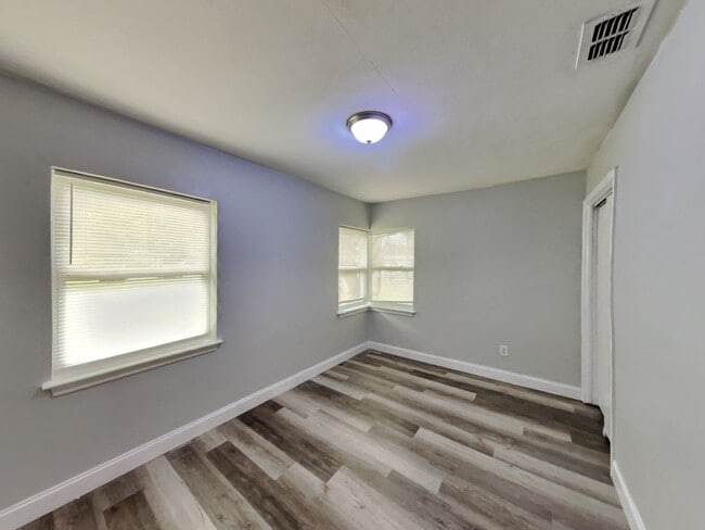 Building Photo - 3BR/1.5BA Home in Jacksonville FL w/ Spacious Yard