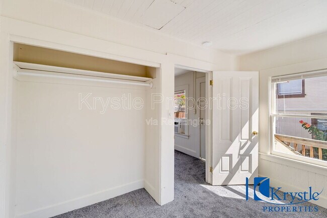 Building Photo - 547 Porter St