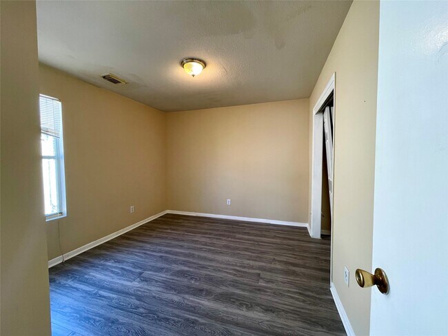 Building Photo - 7303 Foxshadows Ln