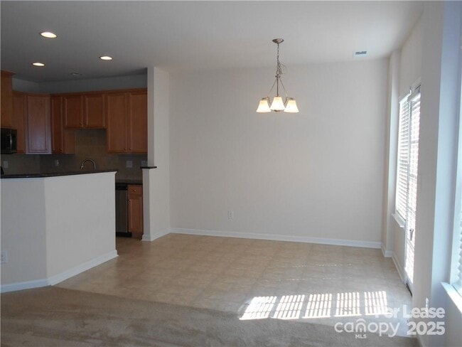 Building Photo - 2605 Silverthorn Dr