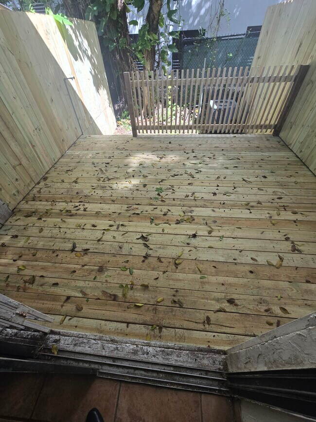 Building Photo - 1901 NW S River Dr