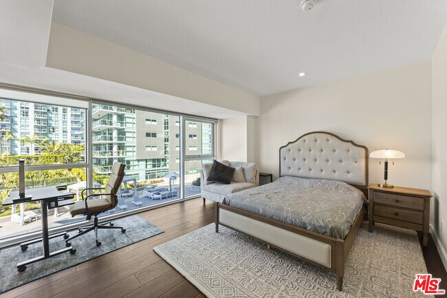 Building Photo - 13600 Marina Pointe Dr