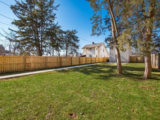 Building Photo - 384 Whitethorne Ave