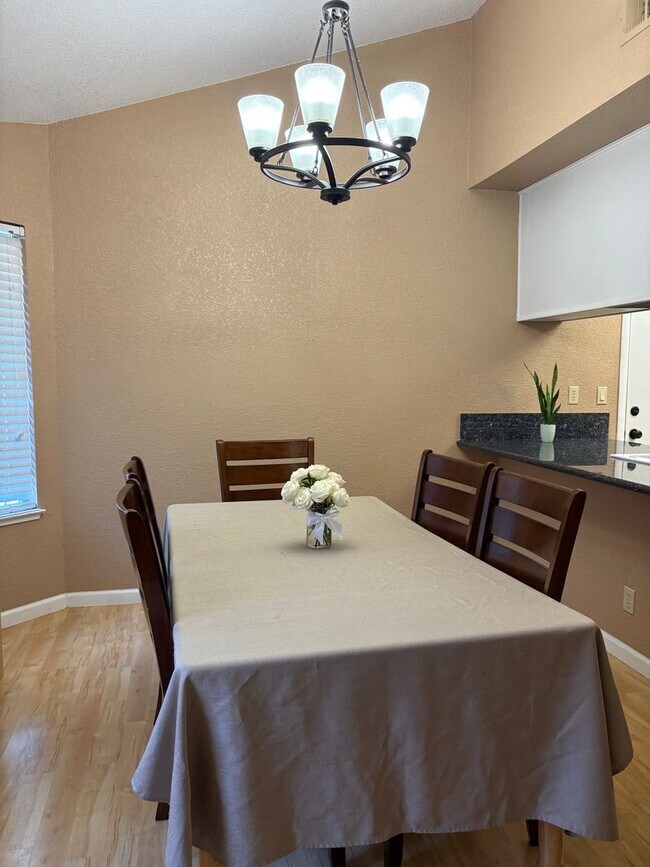 Building Photo - 3 Bed 2 Bath in South Davis Near Mace Ranch and Nugget Markets