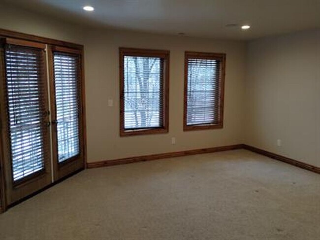 Building Photo - Spacious Cottonwood Heights Home with Vaulted Ceilings & Finished Basement