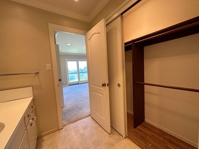 Building Photo - Fabulous LAH home, close town location, sp...