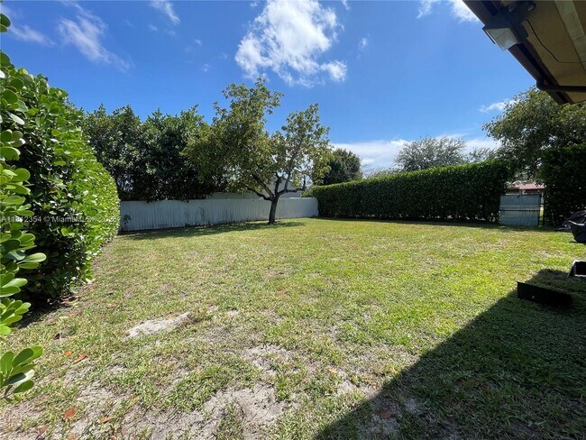 Building Photo - 557 De Leon Dr