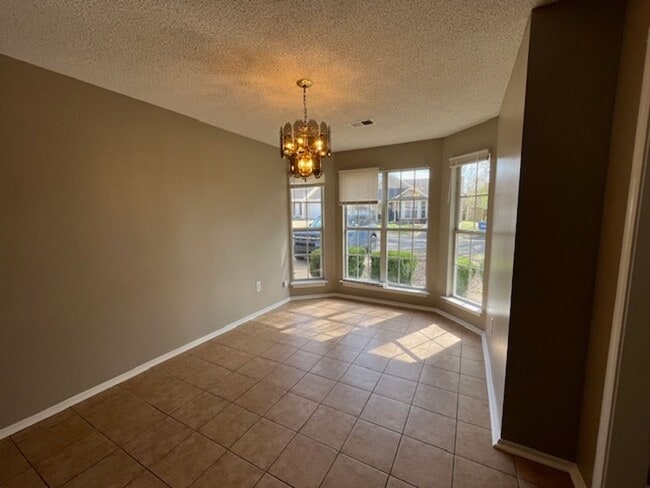 Building Photo - Renovated 3 Bedroom 2 Bath Home with 1 Car Garage!