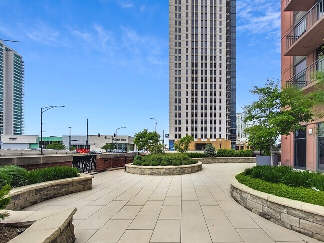 Building Photo - 330 N Jefferson St