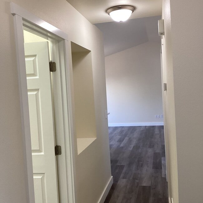 Building Photo - Updated 4 bedroom in The Desirable Merrill...
