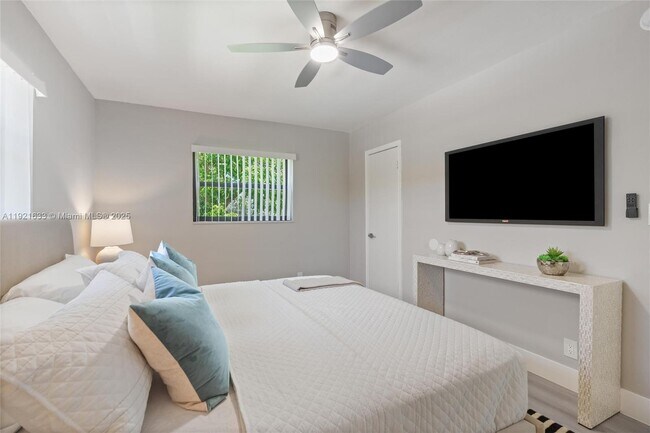 Building Photo - 1400 NE 5th Terrace