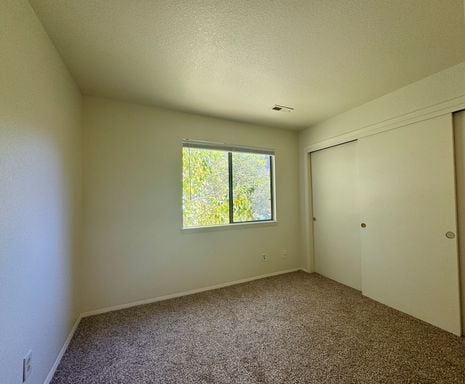 Building Photo - Spacious 2 Bed 2 Bath Condo in Aurora! Acr...