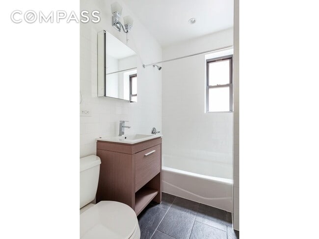 Building Photo - 690 Riverside Dr