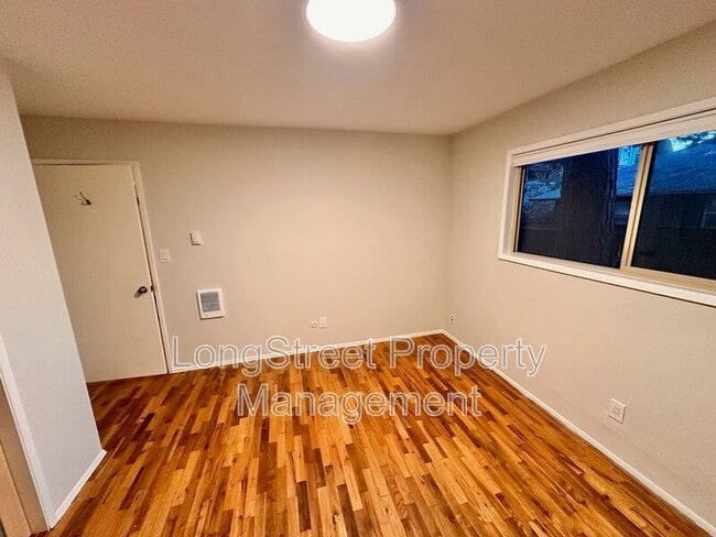 Building Photo - 123 SE 30th Pl