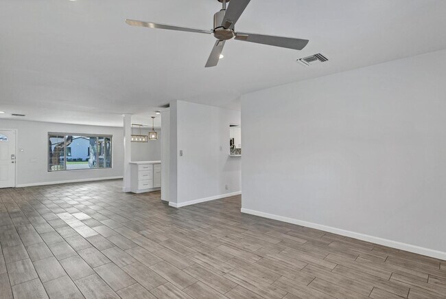 Building Photo - 3046 E Glenrosa Ave