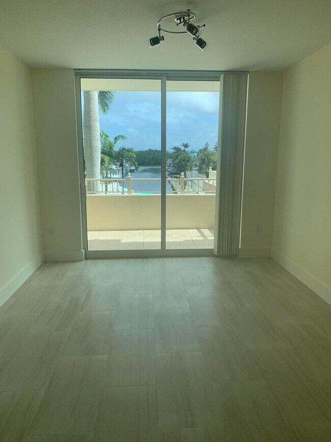 Building Photo - 100 NE 6th St