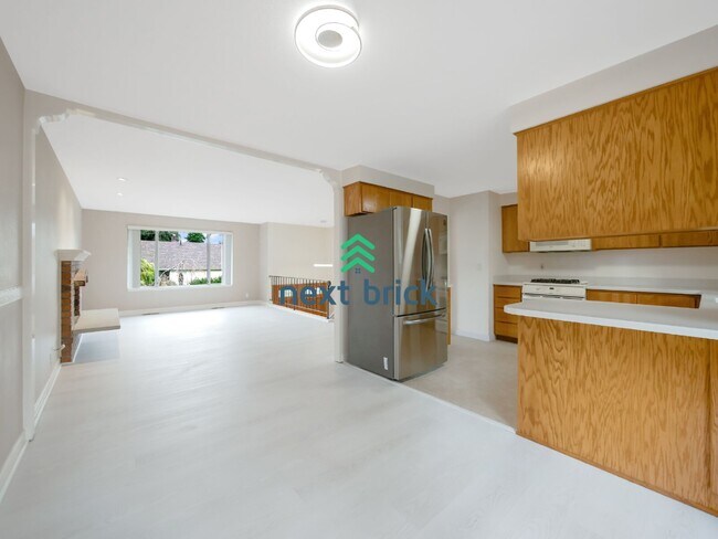 Building Photo - 6 Bed and 3 Bath Single Family Home Available Now!