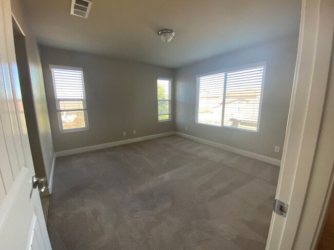 Building Photo - Beautiful 2 story Home in gated community ...