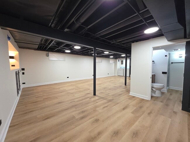 Building Photo - 5251 S Hamlin Ave