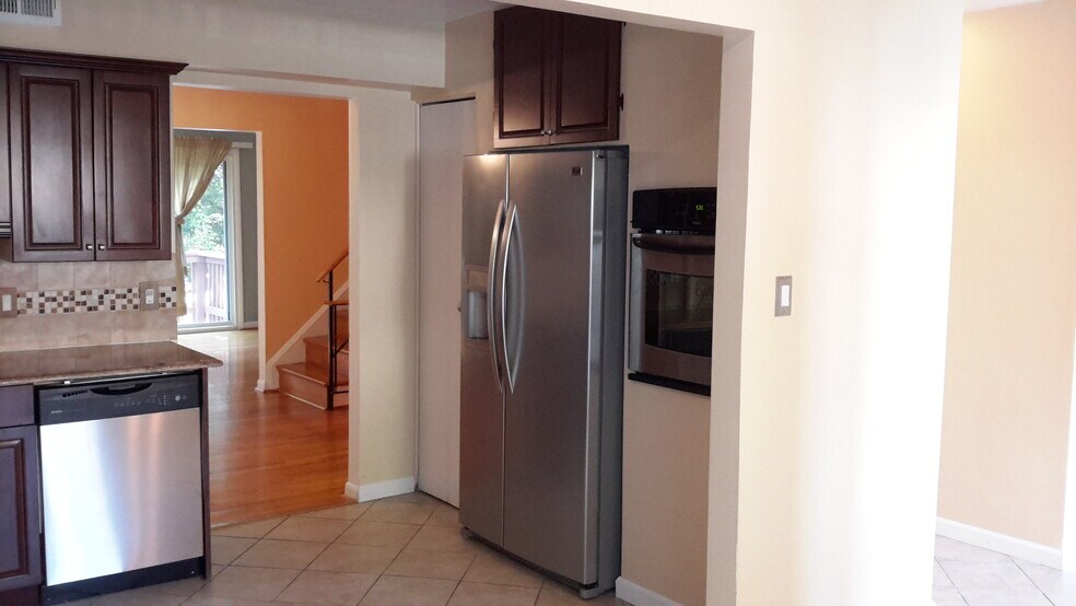 Building Photo - 10 Poinsettia Ct