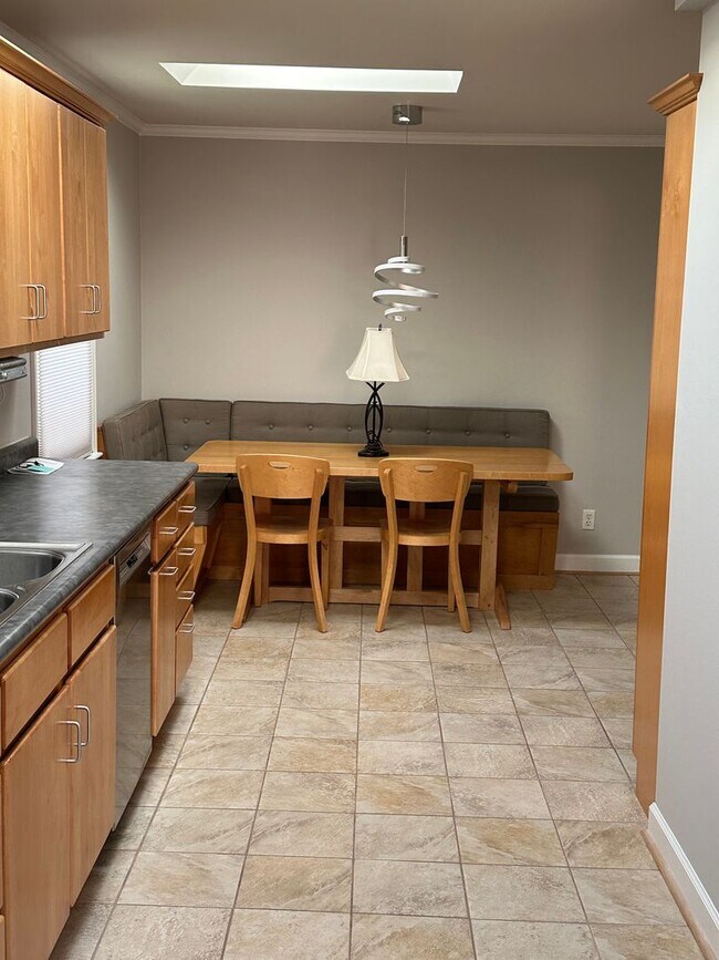 Building Photo - Charming 3 BR, 2.5 Ba house in a great location in town on a quiet cul de sac