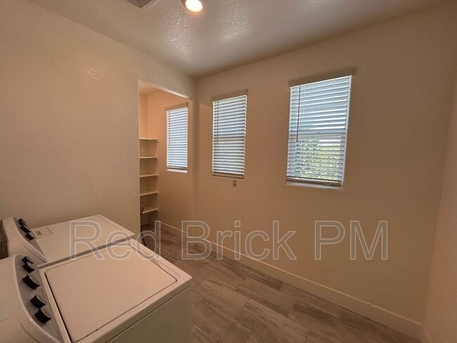Building Photo - 2367 Explorador Dr