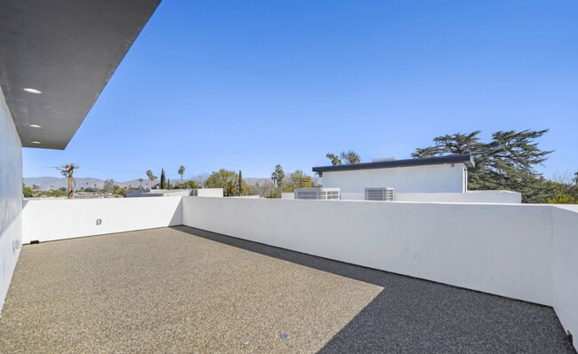 Building Photo - RECENTLY RENOVATED TOWNHOME | 5 BED 5 BATH | PRIVATE ROOFTOP DECK |  PET FRIENDLY | SPACIOUS BEDR...