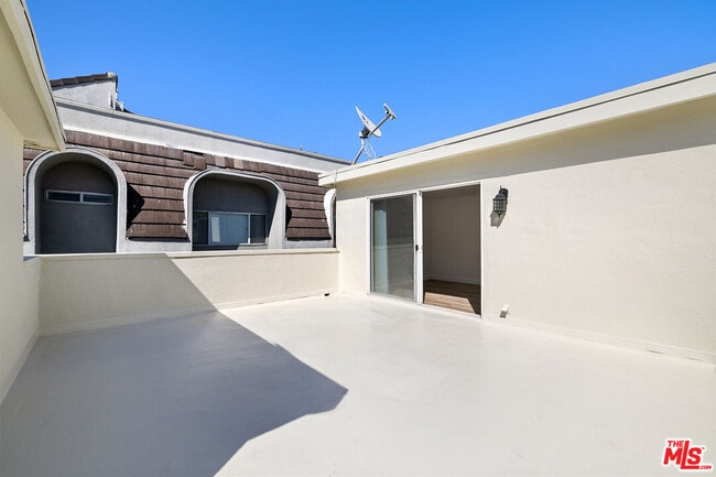 Building Photo - 340 N Palm Dr