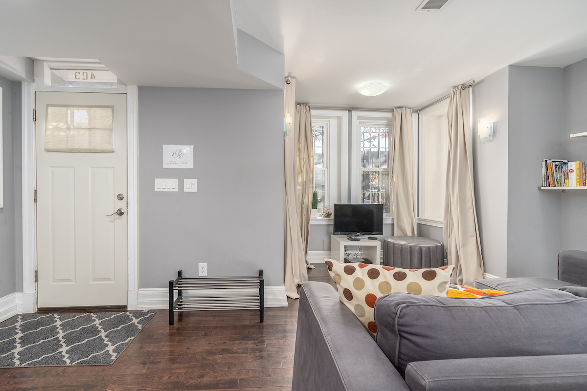 2 bedroom/2 bathroom, front entrance - 403 P St NW