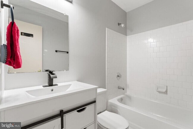 Building Photo - 13 Aviary St