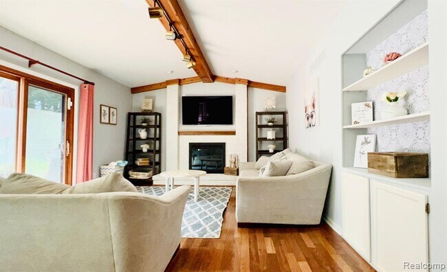 Building Photo - 6588 White Pines Dr