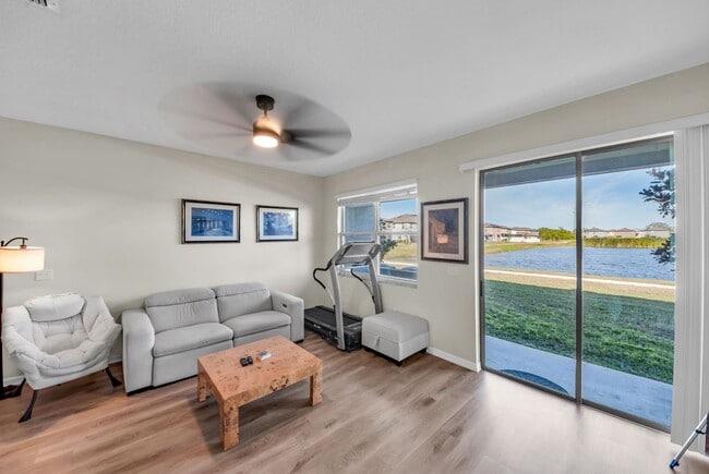Building Photo - 736 Royal Empress Dr