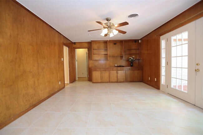 Building Photo - Wonderful mid century one story home, rece...