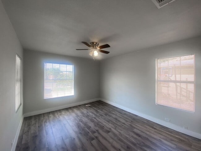 Building Photo - 2Bed/1Bath House for Rent! Available Now